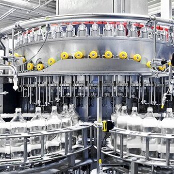 Nahaufnahme eines der Glasabfüllanlagen von Salvus.