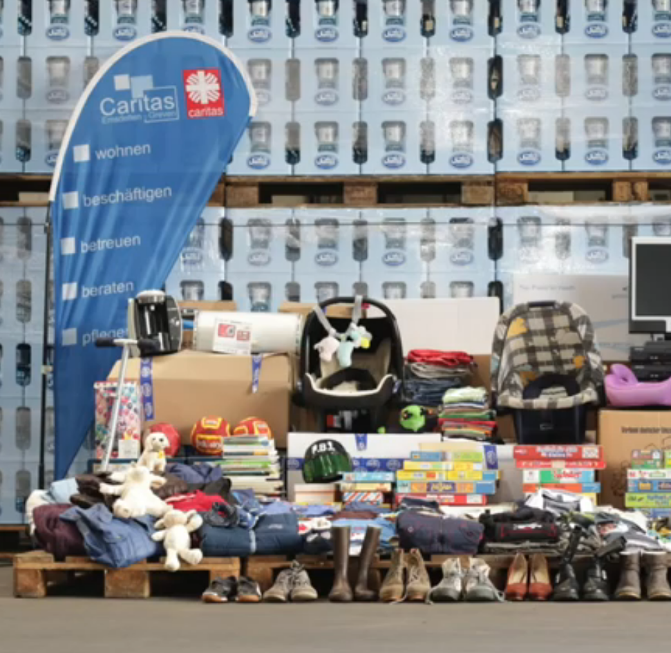 Darstellung der vielen Sachspenden, die für Caritas zusammenkamen.