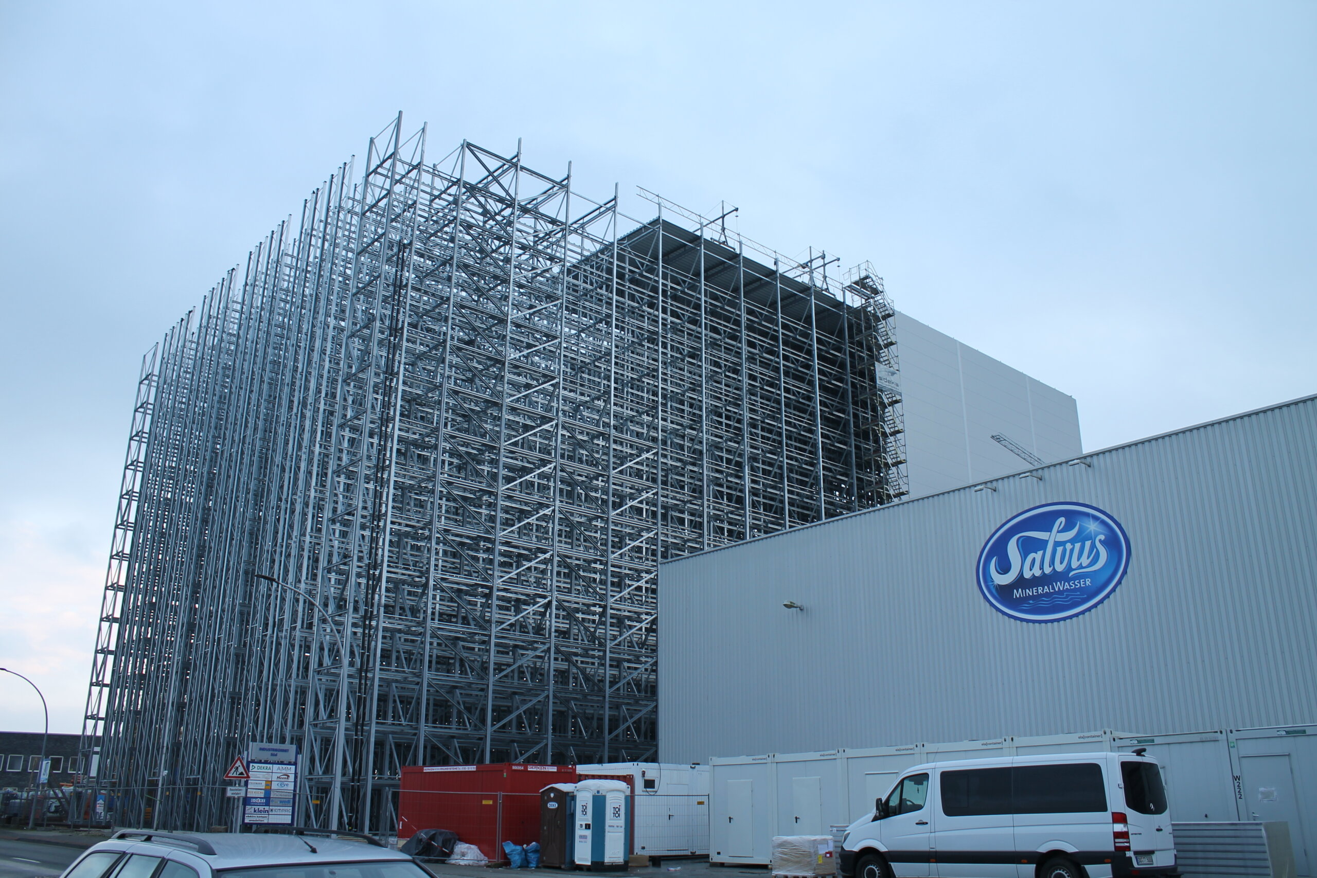 Darstellung der Bauarbeiten und des Stahlgerüstes des hochmodernen Hochregallagers von Salvus.