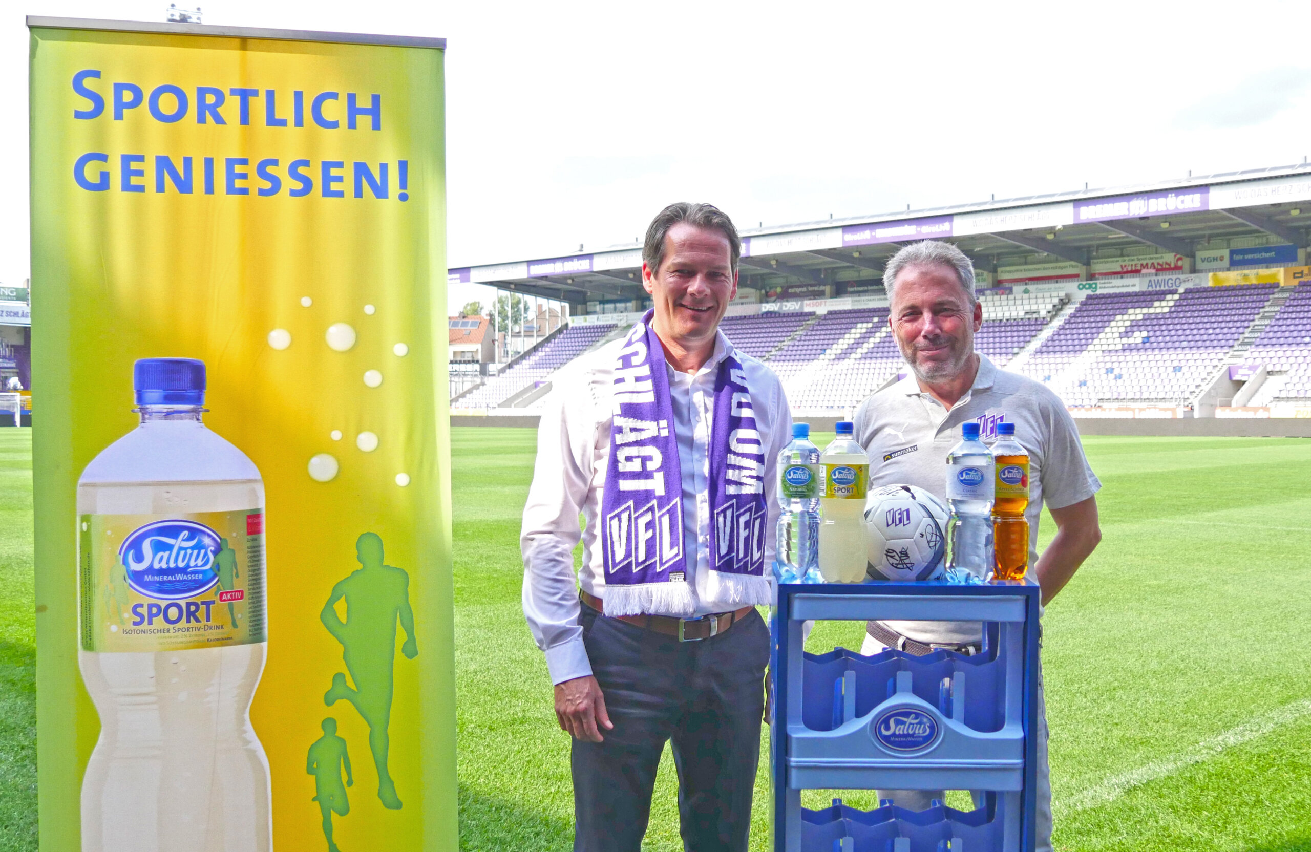Pressefoto von Guido Schürkötter und einem VFL-Osnabrück-Vertreter, die die Verlängerung des Sponsoringvertrags feiern.