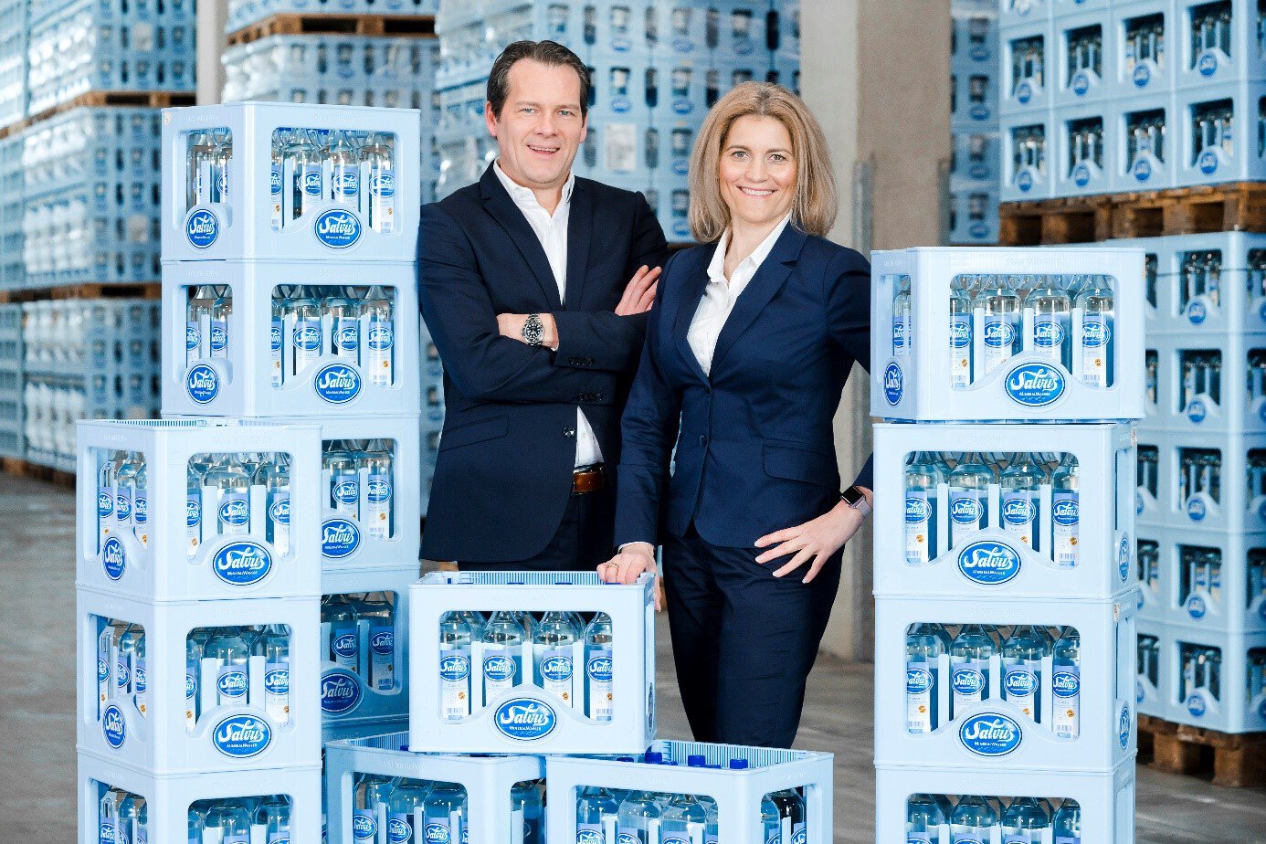 Imagebild mit Darstellungen von Individualkisten innerhalb des Lagers von Salvus mit den Geschäftsführern Heike und Guido Schürkötter.