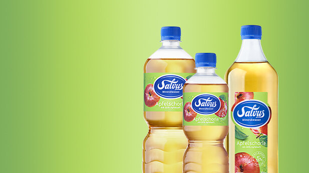 Darstellung der Salvus Apfelschorle Produkte bestehend aus 1,0 Liter und 0,5 Liter PET und 0,75 Liter Glas.