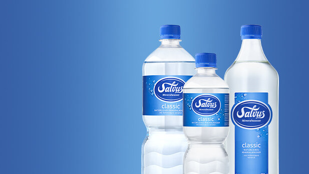 Darstellung der Salvus Classic Mineralwasser Produkte bestehend aus 1,0 Liter und 0,5 Liter PET und 0,75 Liter Glas.