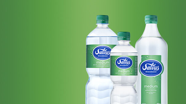 Darstellung der Salvus Medium Mineralwasser Produkte bestehend aus 1,0 Liter und 0,5 Liter PET und 0,75 Liter Glas.