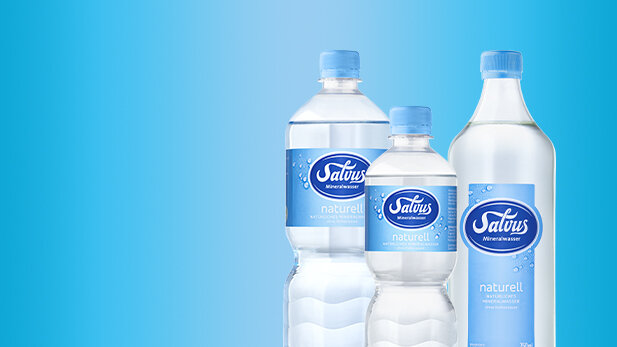 Darstellung der Salvus Naturell Mineralwasser Produkte bestehend aus 1,0 Liter und 0,5 Liter PET und 0,75 Liter Glas.