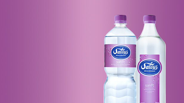 Darstellung der Salvus Sanft Mineralwasser Produkte bestehend aus 1,0 Liter PET und 0,75 Liter Glas.