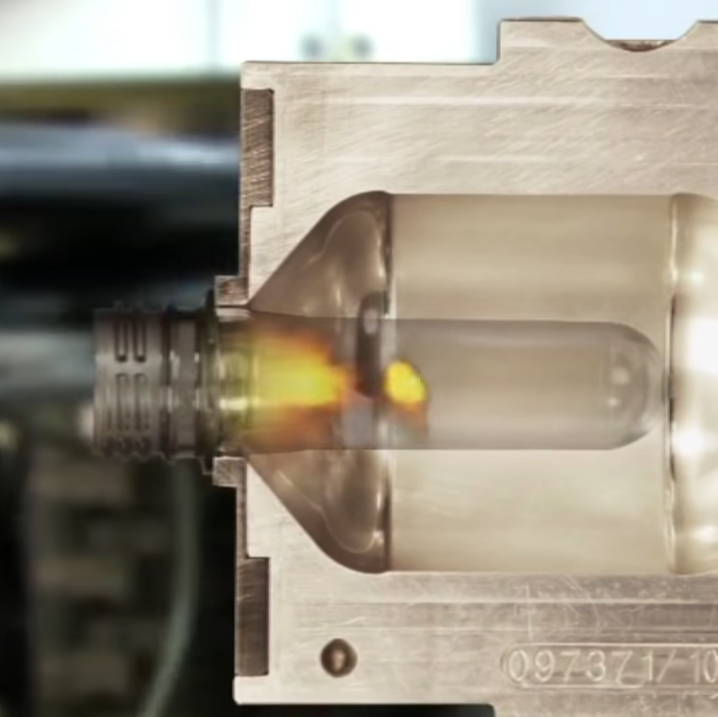 Ausschnitt des Blasvorgangs von PET-Flaschen.