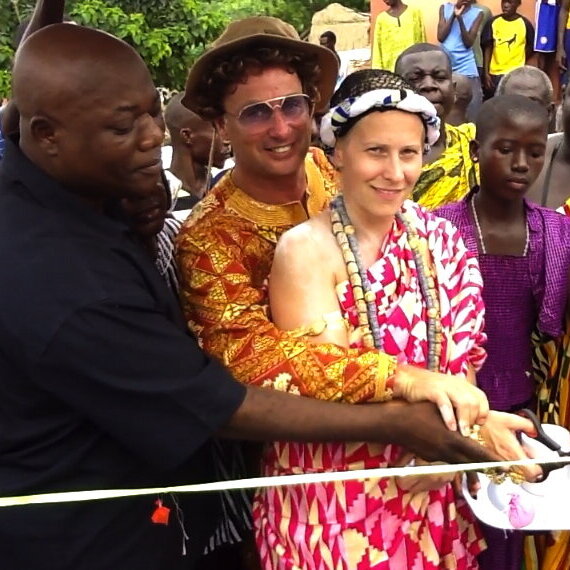 Atze Schröder und Bettina Landgrafe bei der Eröffnung der Pipeline und der Wassertanks in Ghana. Projekt Madamfo Ghana.