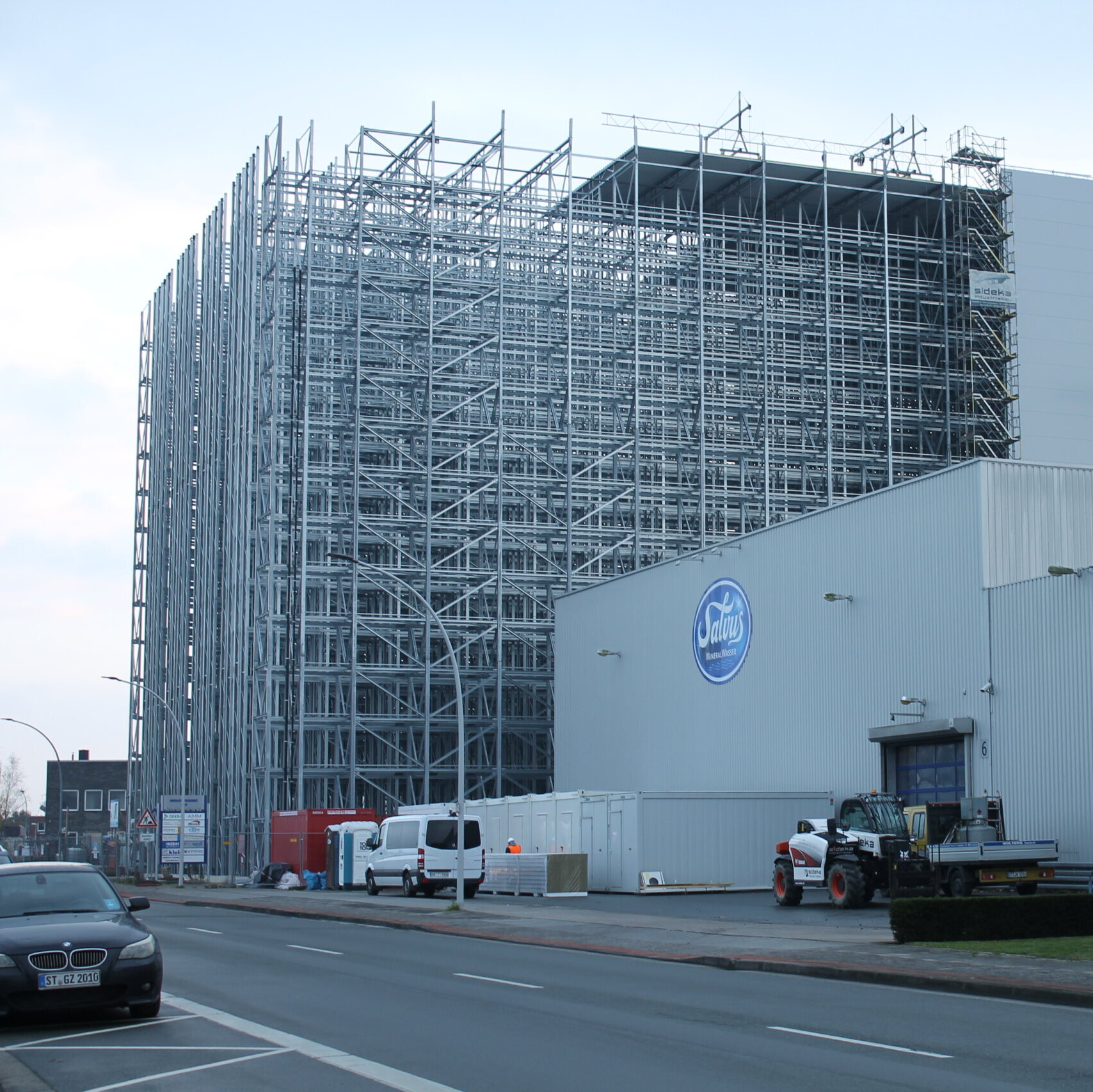 Bild der Bauarbeiten und des Stahlgerüstes des neuen Hochregallagers.
