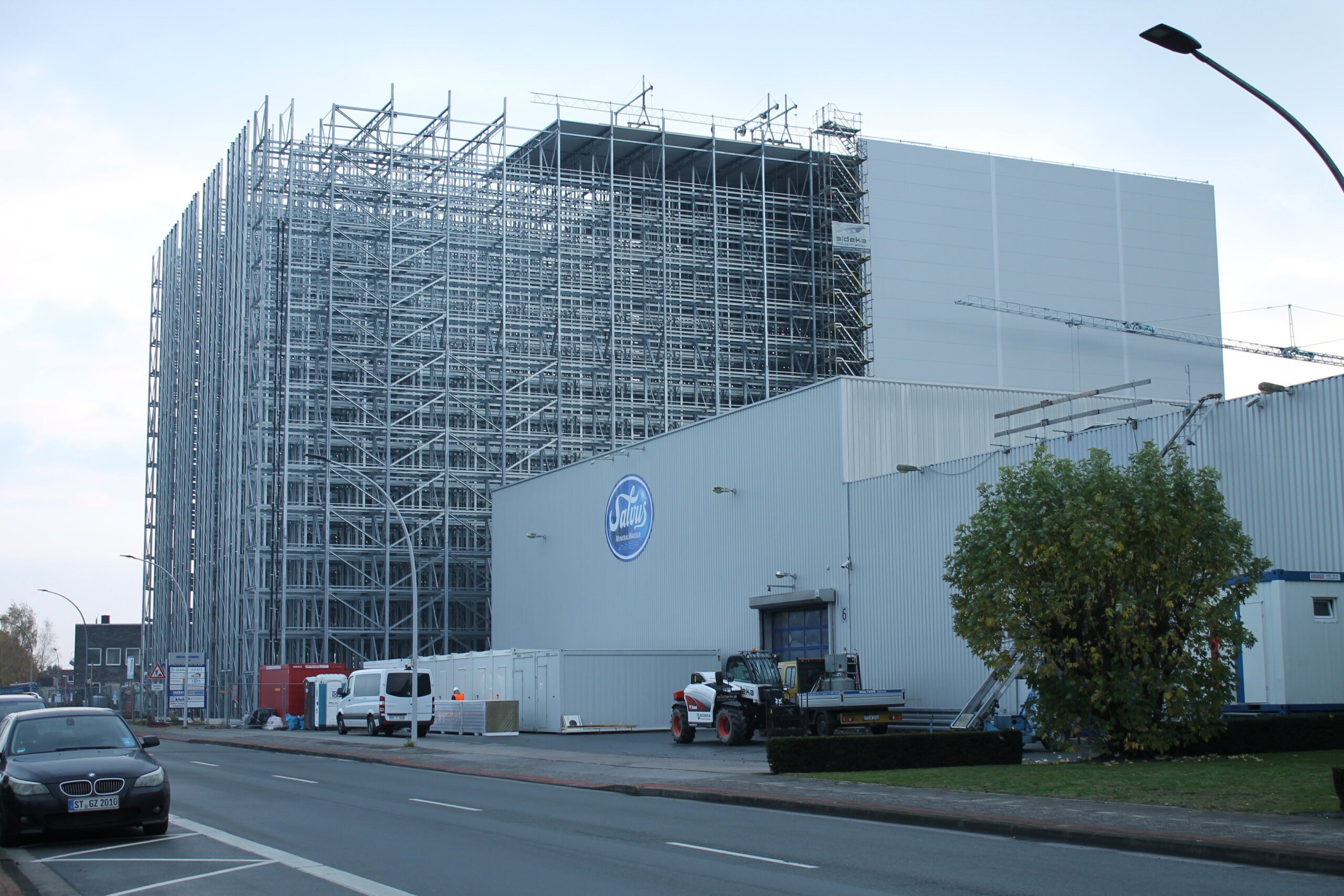 Bild der Bauarbeiten und des Stahlgerüstes des neuen Hochregallagers.