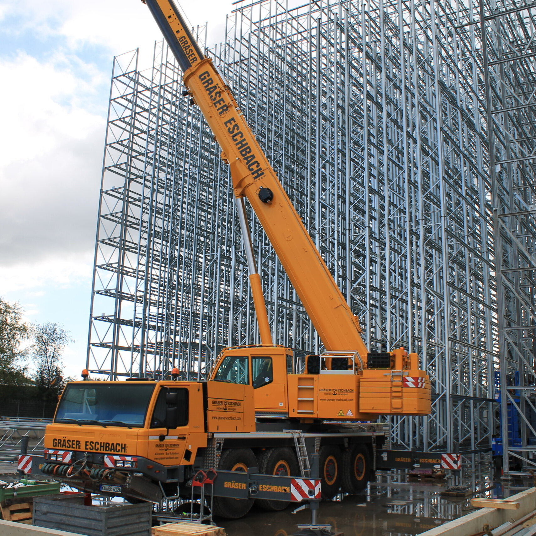 Bild der Bauarbeiten und des Stahlgerüstes des neuen Hochregallagers.