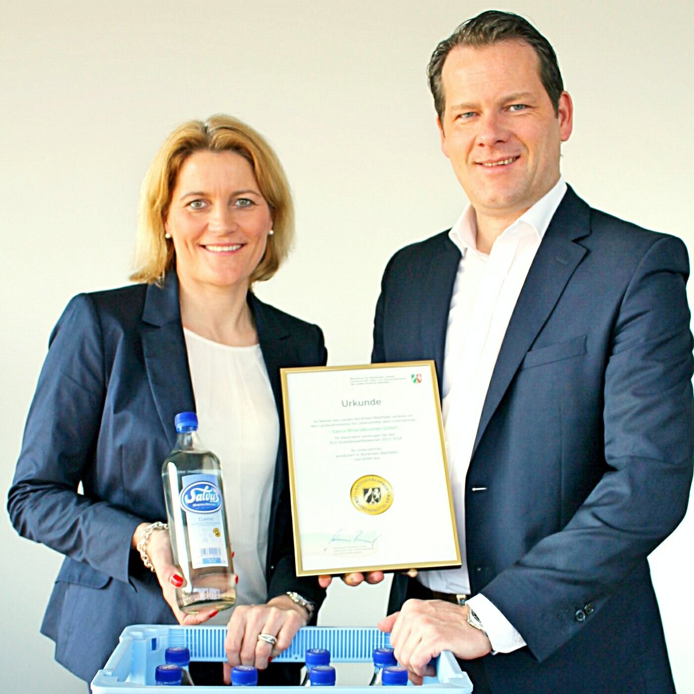 Bild, auf dem Heike und Guido Schürkötter den Landesehrenpreis NRW 2015 für Salvus feiern.