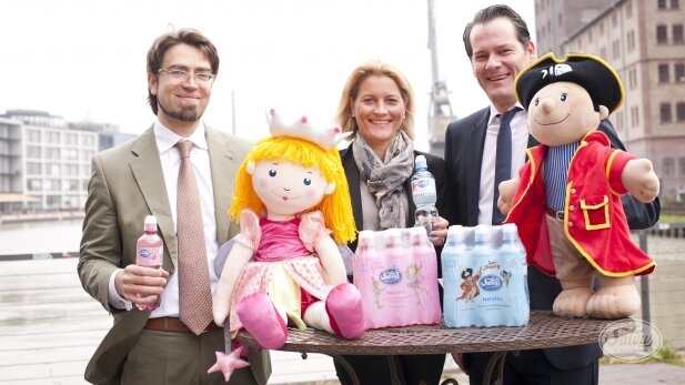 Darstellung von Heike und Guido Schürkötter, die die Mineralwässer für Kinder halten.