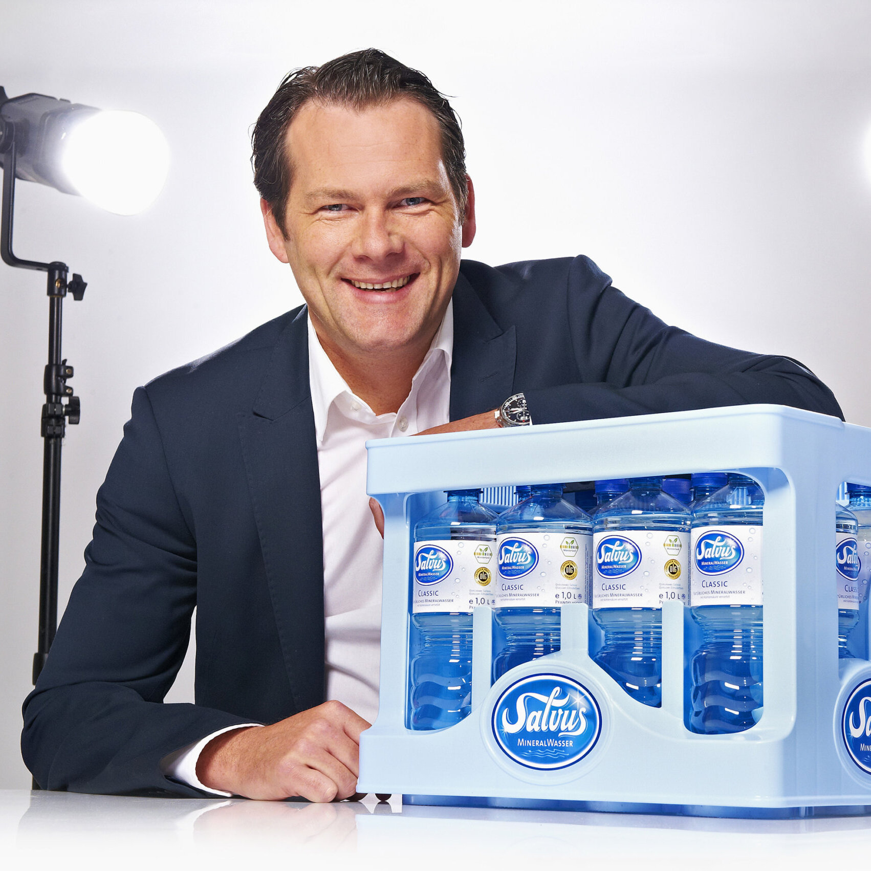 Pressefoto mit Guido Schürkötter, der hinter einem PET Salvus-Individualgebinde sitzt.