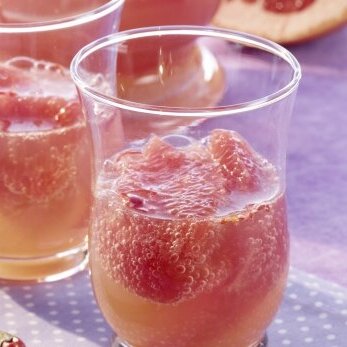 Bild eines Grapefruit-Getränks mit Mineralwasser.
