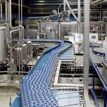 Bild der PET-Abfüllanlage vom Salvus Mineralbrunnen während der Produktion.