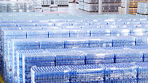 Darstellung der Lagerhalle von Salvus mit vielen Paletten Mineralwasser von oben.