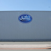 Darstellung der Lagerhalle vom Salvus Mineralbrunnen mit Salvus-Logo.