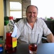 Bild eines Manns, der sich darüber freut, dass sein Sohn ihm Salvus Regina mitgebracht hat.