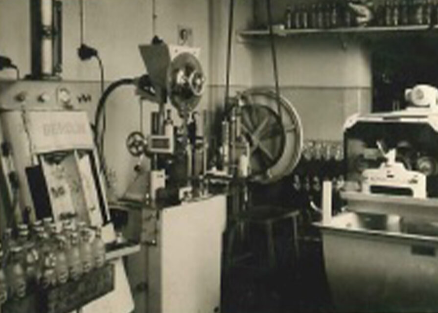 Darstellung von einem Bild aus dem Jahr 1938, indem die Abfüllung von Sinalco-Limonade zusehen ist.