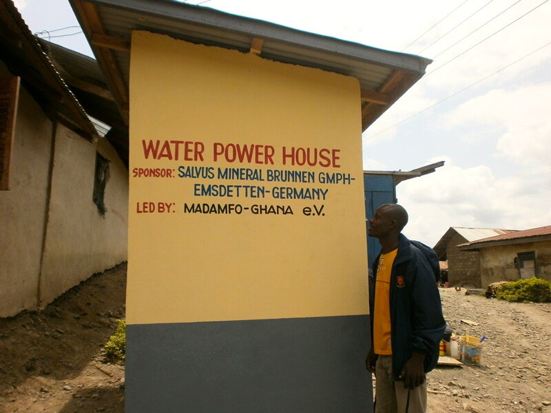 Darstellung der Bauarbeiten des Brunnenbauprojektes von Salvus und Madamfo Ghana.