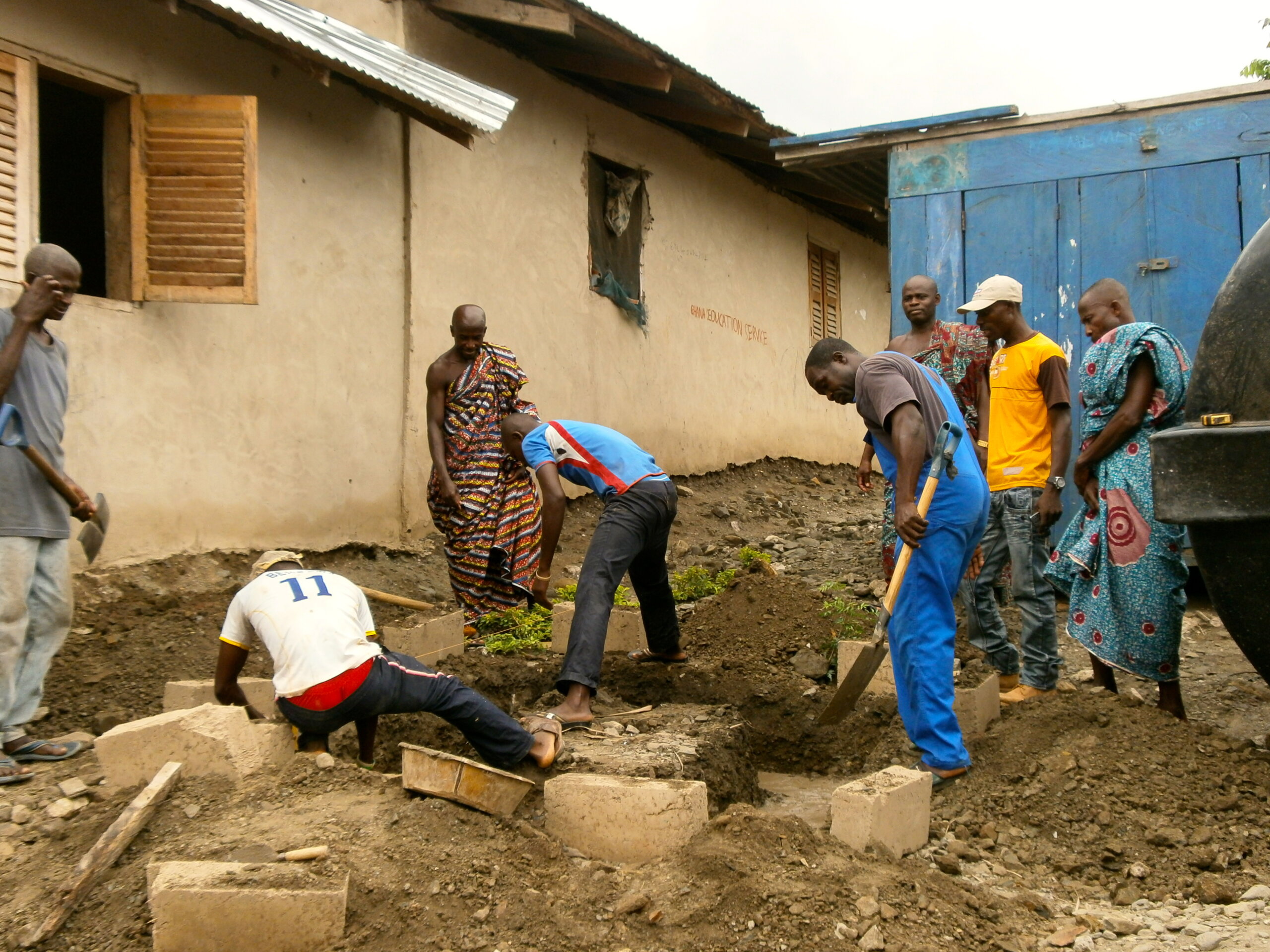 Darstellung der Bauarbeiten des Brunnenbauprojektes von Salvus und Madamfo Ghana.