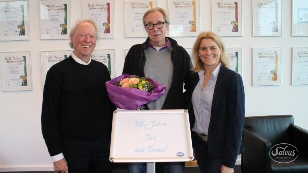 Bild von Hermann Schürkötter und Heike Schürkötter, die sich von Johannes Rademaker verabschieden.