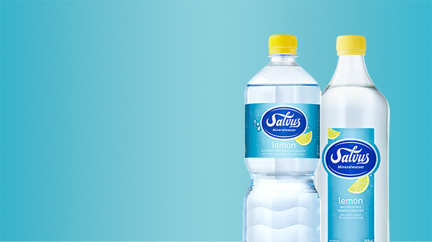 Darstellung der Salvus Lemon Mineralwasser Produkte bestehend aus 1,0 Liter PET und 0,75 Liter Glas.