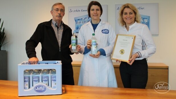 Bild auf dem Erich Lüke, einer Salvus-Mitarbeiterin aus dem Qualitätsmanagement und Heike Schürkötter den Landesehrenpreis NRW 2018 feiern.