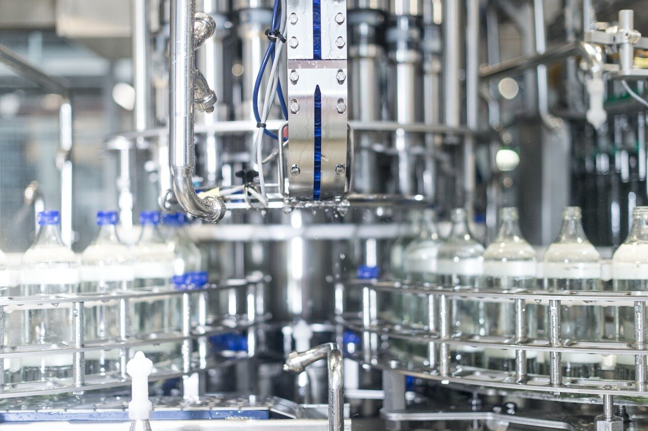 Nahaufnahme einer unserer modernen Glasabfüllanlagen.