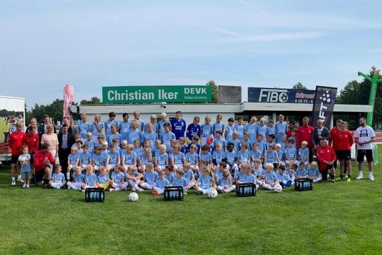 Viele Kinder kickten beim DEVK Fußballcamp mit Christian Iker.