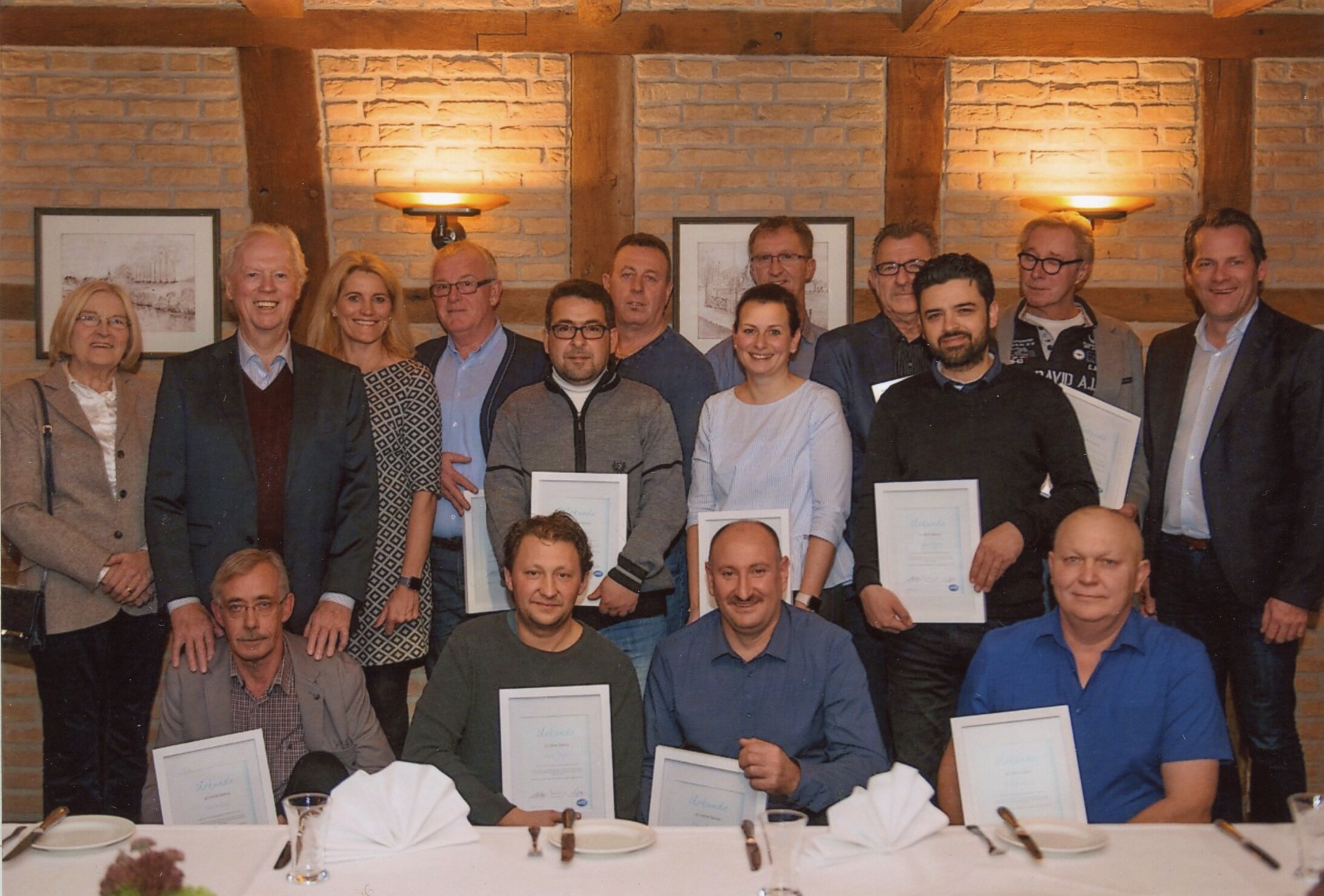 Darstellung der Jubiläumsfeier von langjährigen Salvus-Mitarbeitenden mit ihren Urkunden.