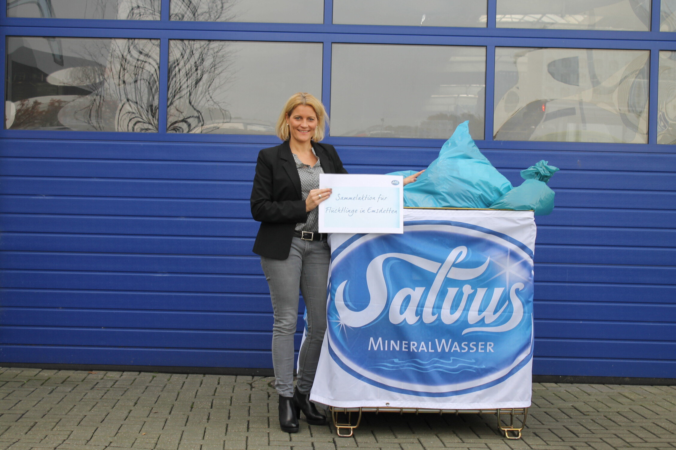 Darstellung von Heike Schürkötter vor den Spenden der regionalen Spendenaktion für Flüchtlinge aus Emsdetten.