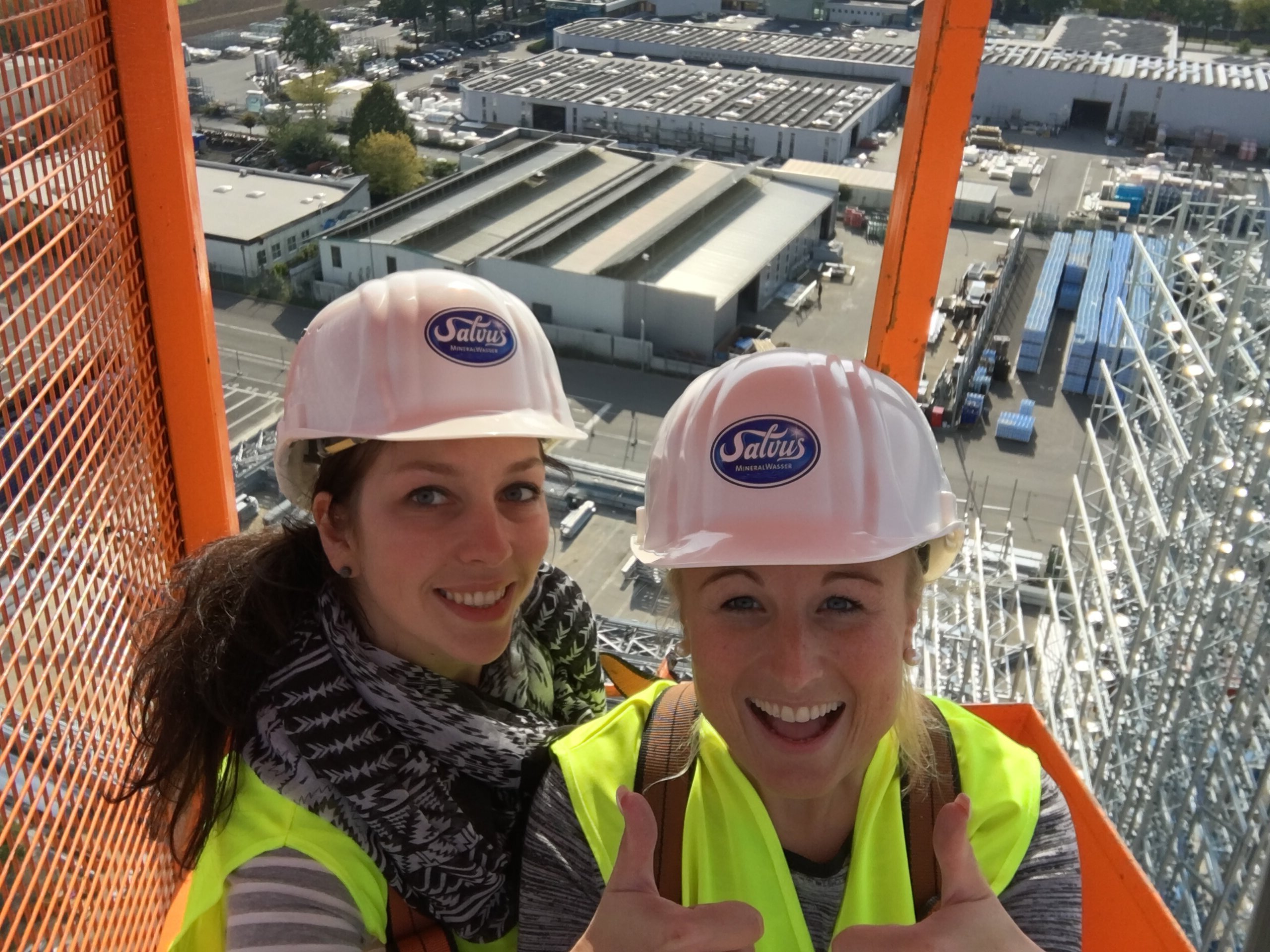 Die Salvus Mitarbeiterinnen Jessica Luciano und Yvonne bei den Bauarbeiten des Hochregallagers.