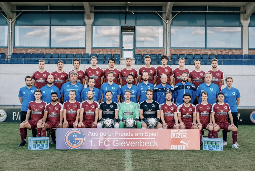 Mannschaftsbild der Fußballmannschaft 1. FC Gievenbeck der Saison 2021/2022.